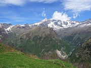 Vallone dell'Olen a sx , Valle del Sesia a dx  e parete Sud del Rosa mentre le nuvole nascondono la  sua cima più rinomata.....